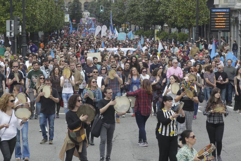 La concentración, celebrada en Oviedo, ha sido apoyada por miles de personas que a grito de «asturianu, llingua oficial» reclaman que la oficialidad sea una realidad 