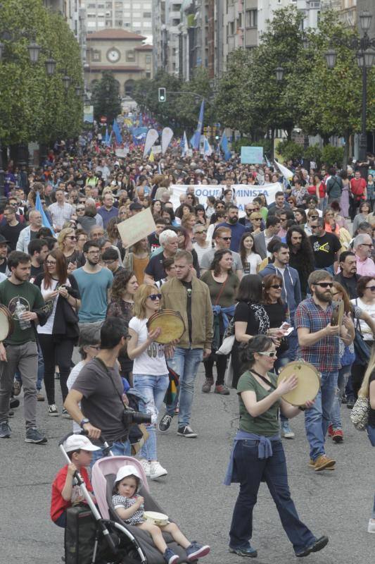 La concentración, celebrada en Oviedo, ha sido apoyada por miles de personas que a grito de «asturianu, llingua oficial» reclaman que la oficialidad sea una realidad 