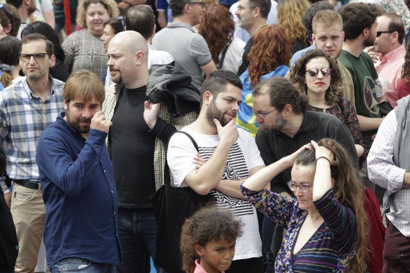La concentración, celebrada en Oviedo, ha sido apoyada por miles de personas que a grito de «asturianu, llingua oficial» reclaman que la oficialidad sea una realidad 