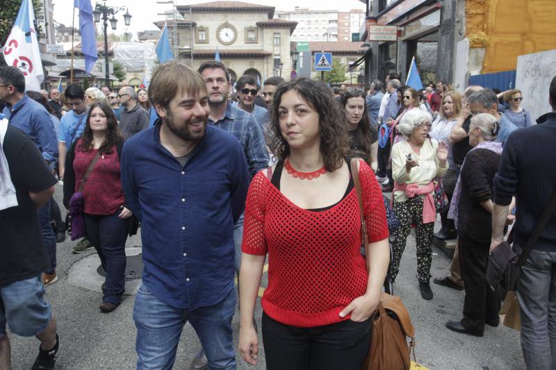 La concentración, celebrada en Oviedo, ha sido apoyada por miles de personas que a grito de «asturianu, llingua oficial» reclaman que la oficialidad sea una realidad 