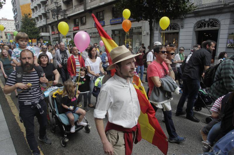 La concentración, celebrada en Oviedo, ha sido apoyada por miles de personas que a grito de «asturianu, llingua oficial» reclaman que la oficialidad sea una realidad 
