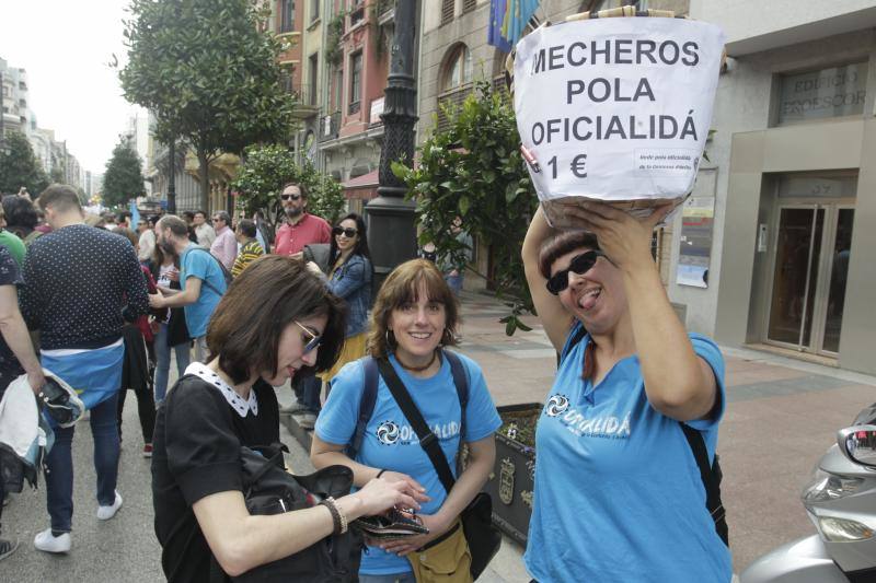 La concentración, celebrada en Oviedo, ha sido apoyada por miles de personas que a grito de «asturianu, llingua oficial» reclaman que la oficialidad sea una realidad 
