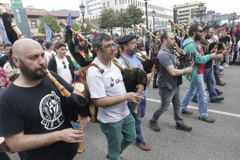 La concentración, celebrada en Oviedo, ha sido apoyada por miles de personas que a grito de «asturianu, llingua oficial» reclaman que la oficialidad sea una realidad 
