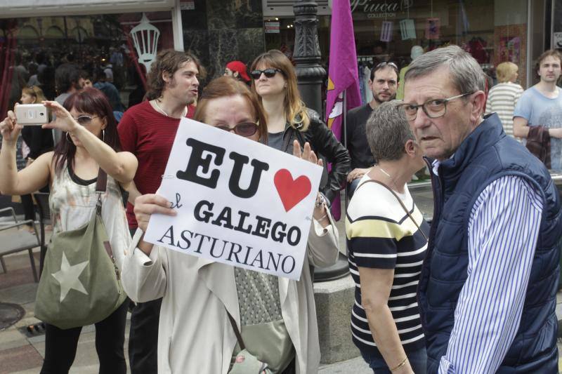 La concentración, celebrada en Oviedo, ha sido apoyada por miles de personas que a grito de «asturianu, llingua oficial» reclaman que la oficialidad sea una realidad 