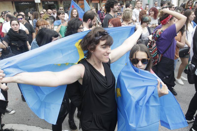 La concentración, celebrada en Oviedo, ha sido apoyada por miles de personas que a grito de «asturianu, llingua oficial» reclaman que la oficialidad sea una realidad 