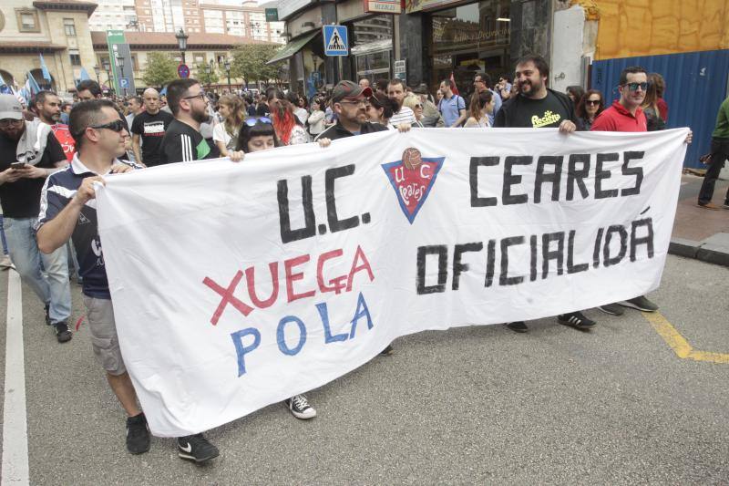 La concentración, celebrada en Oviedo, ha sido apoyada por miles de personas que a grito de «asturianu, llingua oficial» reclaman que la oficialidad sea una realidad 