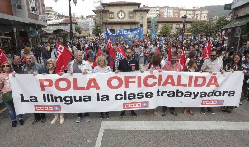 La concentración, celebrada en Oviedo, ha sido apoyada por miles de personas que a grito de «asturianu, llingua oficial» reclaman que la oficialidad sea una realidad 