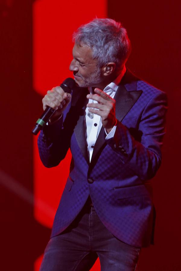 El cantante interpretó sus temas clásicos ante el público gijonés en un teatro abarrotado.