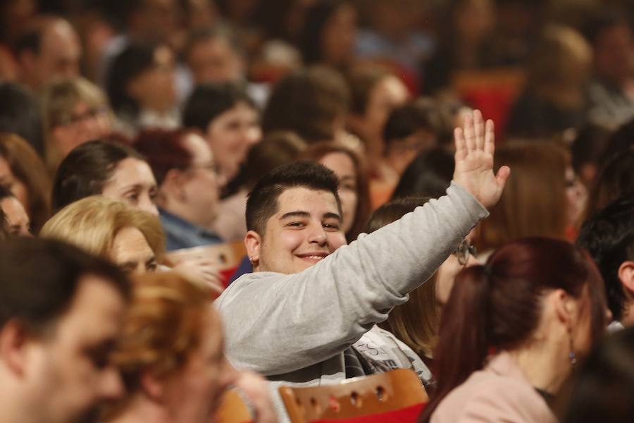 El cantante interpretó sus temas clásicos ante el público gijonés en un teatro abarrotado.