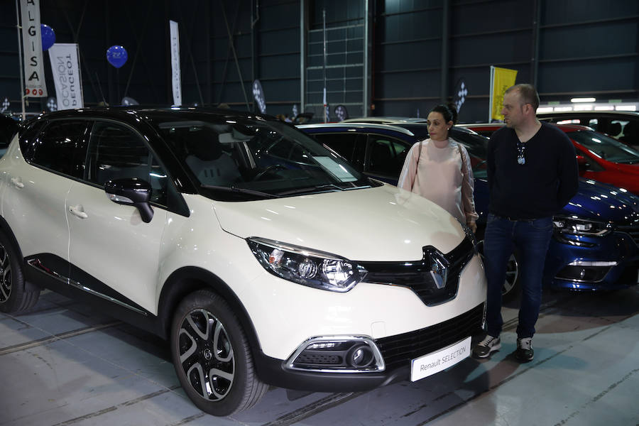 La sexta edición de esta feria ofrece variedad de coches y competitividad de precios en el recinto Luis Adaro.