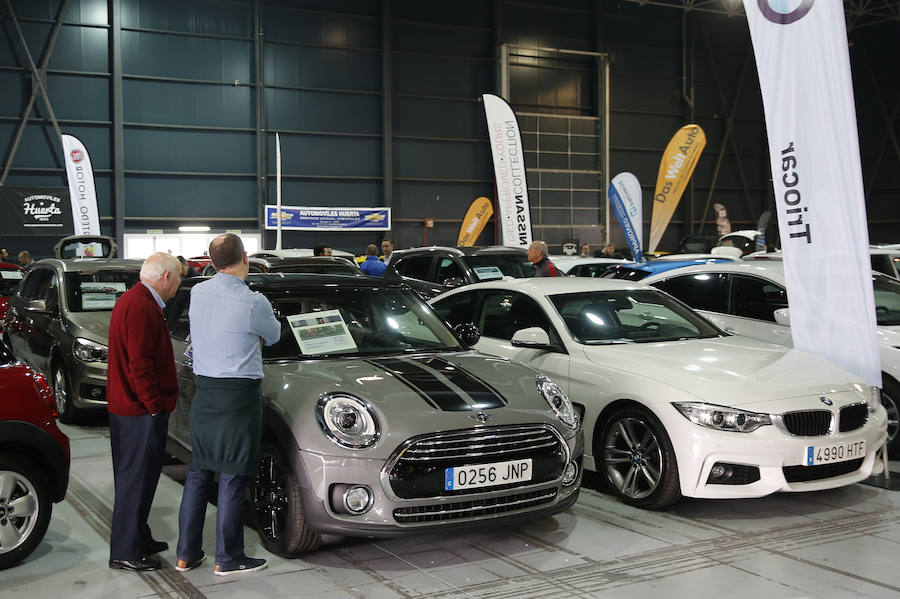 La sexta edición de esta feria ofrece variedad de coches y competitividad de precios en el recinto Luis Adaro.