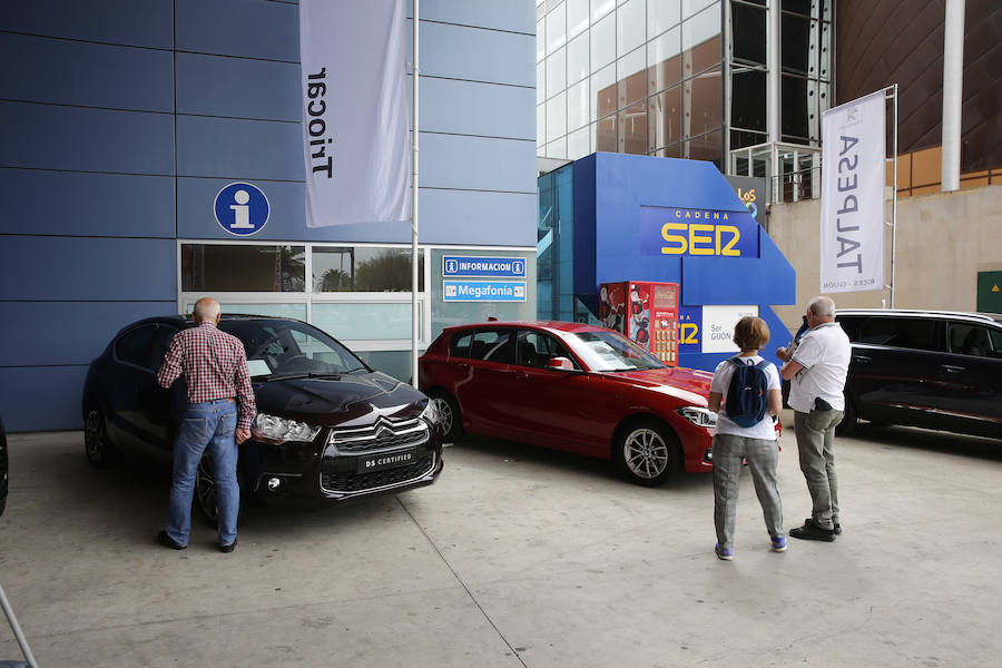 La sexta edición de esta feria ofrece variedad de coches y competitividad de precios en el recinto Luis Adaro.