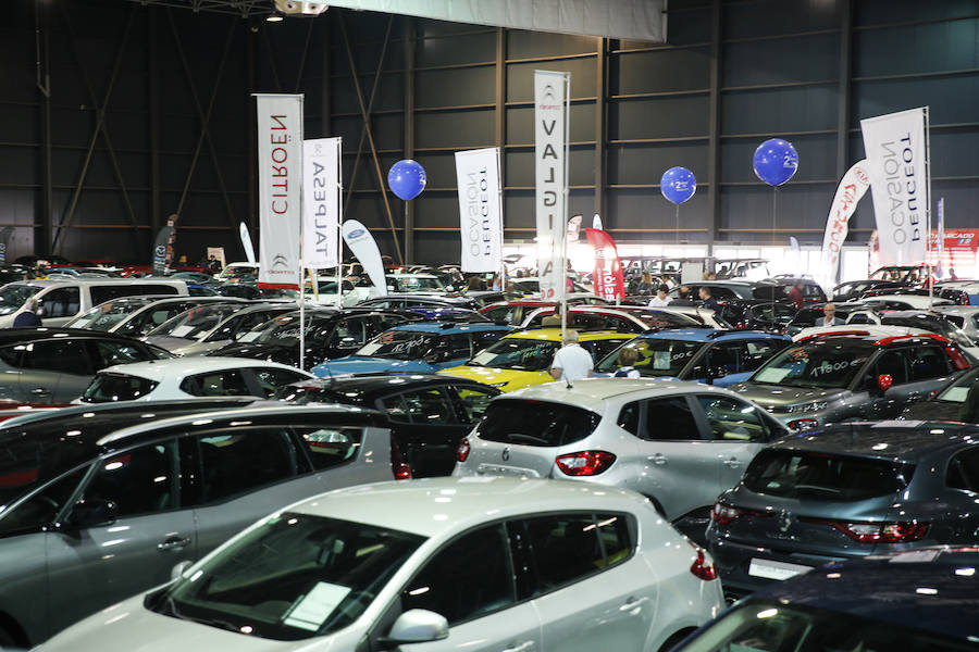 La sexta edición de esta feria ofrece variedad de coches y competitividad de precios en el recinto Luis Adaro.