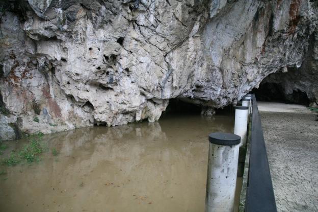 Río San Miguel desbordado en 2007 a su paso por la entrada a la cueva de Tito Bustillo. 