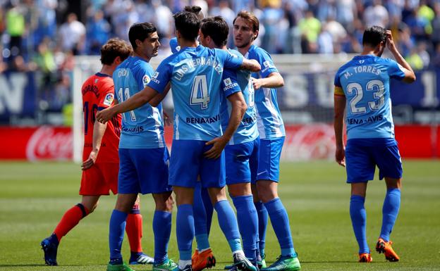 Jugadores del Málaga celebrando el gol