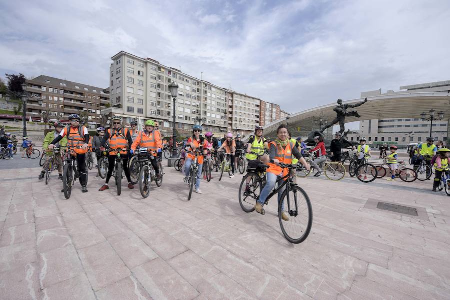 El colectivo Asturias con Bici organiza un paseo por la capital asturiana 