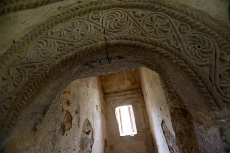 San Miguel de Lillo no se libra de las pintadas que inundan Oviedo. Las pinturas murales de la iglesia comenzarán a restaurarse en mayo. 