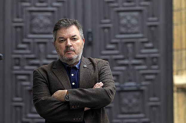 Xosé Antón González Riaño, a las puertas de la Academia de la Llingua. 