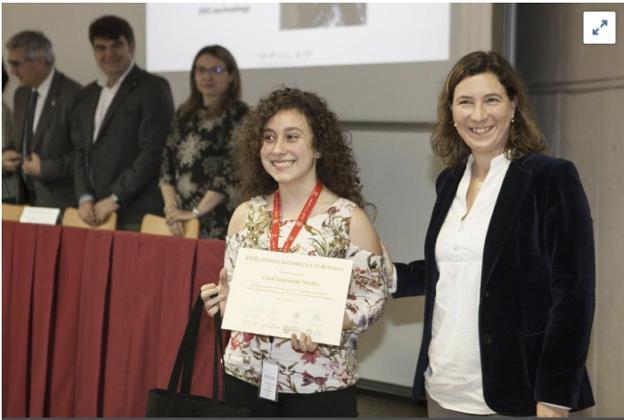 Coral Izquierdo, con el premio a la alumna mejor clasificada. 