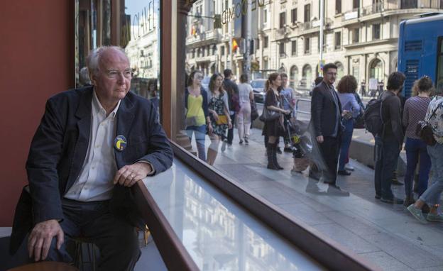 Philip Pullman observa la Gran Vía de Madrid. 