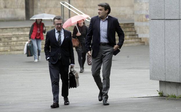 Alberto Mortera a la derecha de su abogado, José Antonio Moreno.