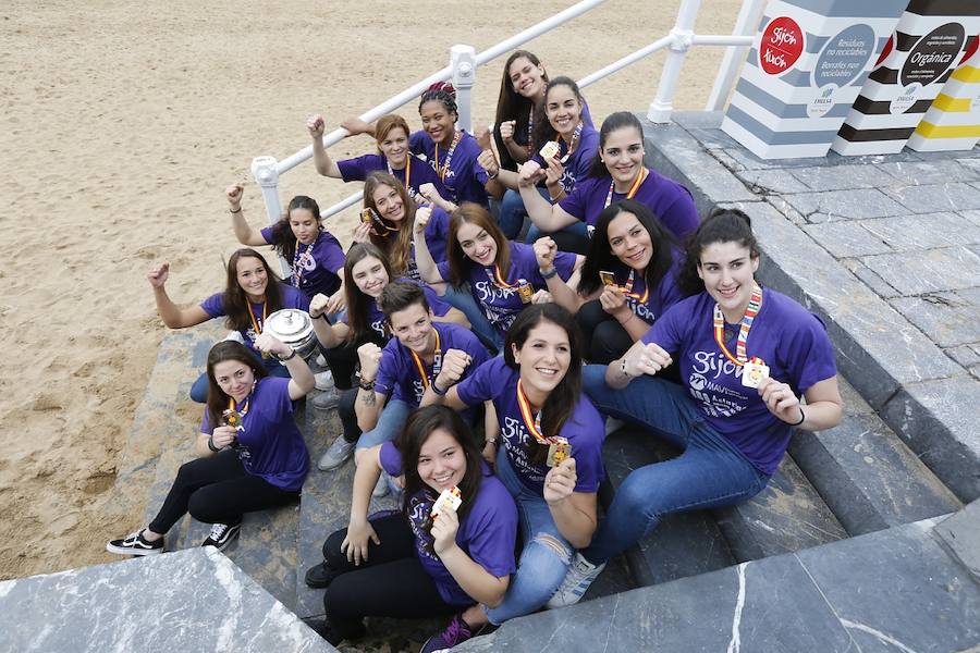 Las jugadoras del Mavi Nuevas Tecnologías La Calzada posaron este lunes en el Muro con las medallas que las distinguen como ganadoras del primer título del balonmano asturiano