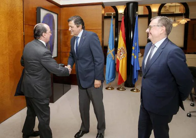 Javier Fernández recibe a Alejandro Braña. 