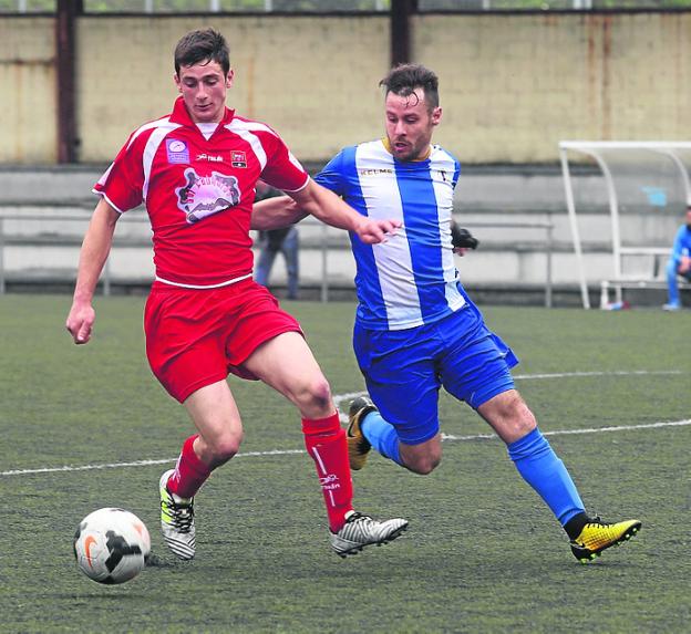 David, del Real Avilés B, presiona a un rival. 