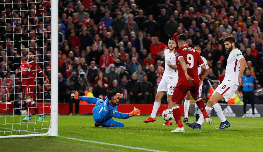 El Liverpool encarriló la eliminatoria con una fantástica actuación de Salah, pero la salida del egipcio del terreno de juego permitió a la Roma mantener una pequeña esperanza para la vuelta en el Olímpico. 