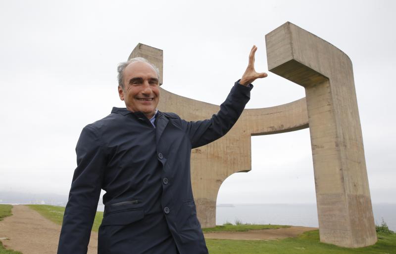 El 'Elogio del Horizonte', emblemática escultura de Gijón, será sometida a un proceso de restauración que se prolongará tres años. La actuación se enmarca en el proyecto InnovaConcrete, gestado por la Universidad de Cádiz, que está dotado con 6,8 millones de euros de fondos europeos La actuación ha sido presentada por Lorenzo Fernández-Ordóñez y Luis Chillida, hijos del autor del proyecto y el escultor, y la catedrática María Jesús Mosquera. 