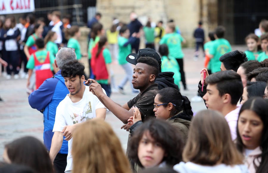 Escolares de Oviedo celebraron el Día de la Educación Física con distintas actividades en la plaza de la Catedral