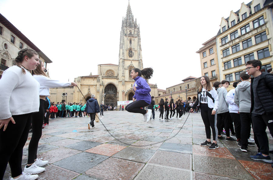 Escolares de Oviedo celebraron el Día de la Educación Física con distintas actividades en la plaza de la Catedral