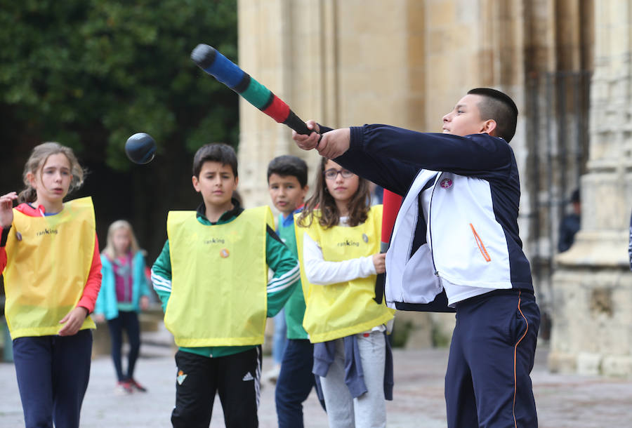 Escolares de Oviedo celebraron el Día de la Educación Física con distintas actividades en la plaza de la Catedral