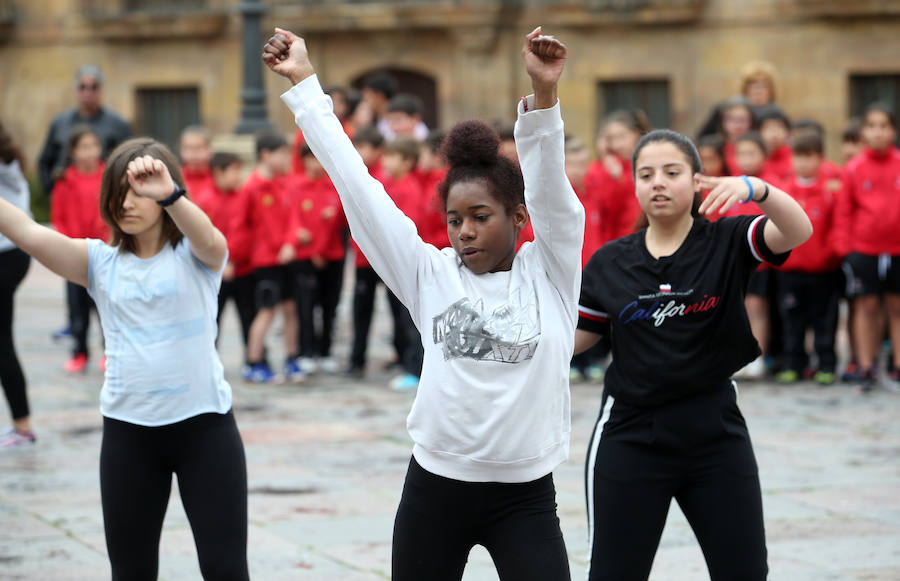 Escolares de Oviedo celebraron el Día de la Educación Física con distintas actividades en la plaza de la Catedral