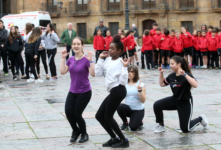 Escolares de Oviedo celebraron el Día de la Educación Física con distintas actividades en la plaza de la Catedral