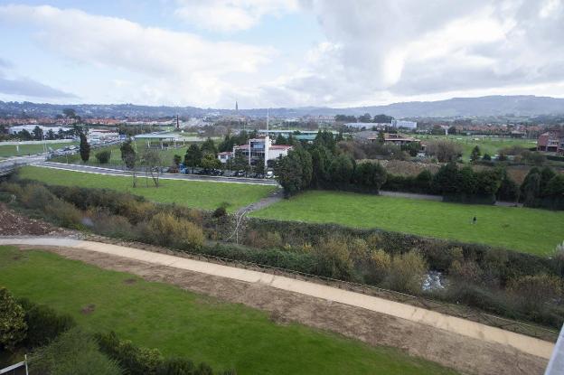 Vista general de los terrenos del Club Hípico Astur (Chas) con la sede social en el centro. 