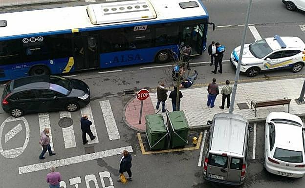 El agente, fuera de servicio, quedó tendido en el suelo y precisó ser trasladado al San Agustín. 