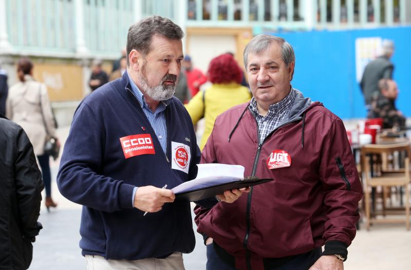 Miembros de los sindicatos UGT y CC OO han recogido firmas en el centro de Oviedo en defensa del sistema público de pensiones.