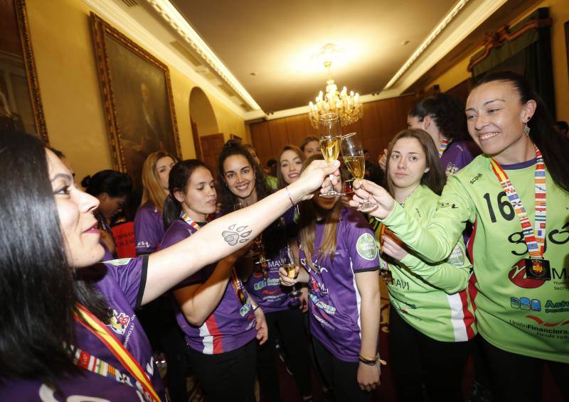 Las jugadoras y el equipo técnico y directivo del Mavi ha sido recibido este miércoles por la Corporación municipal.