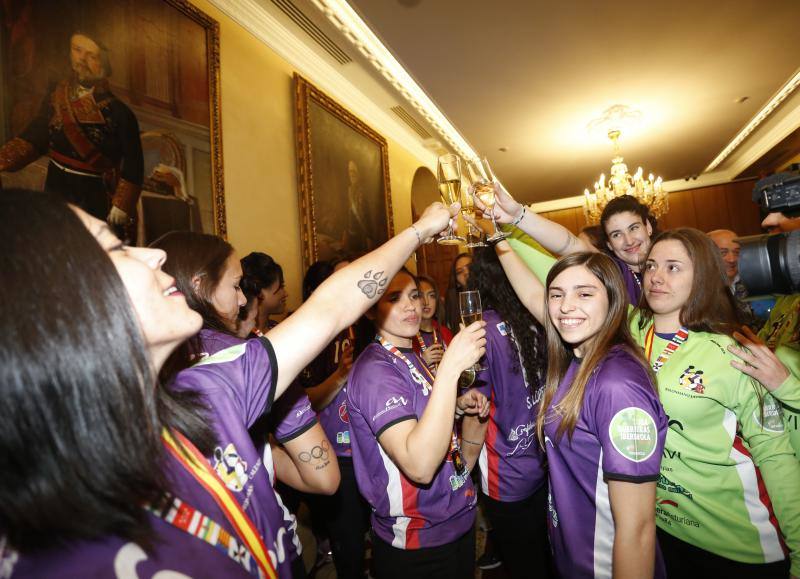 Las jugadoras y el equipo técnico y directivo del Mavi ha sido recibido este miércoles por la Corporación municipal.