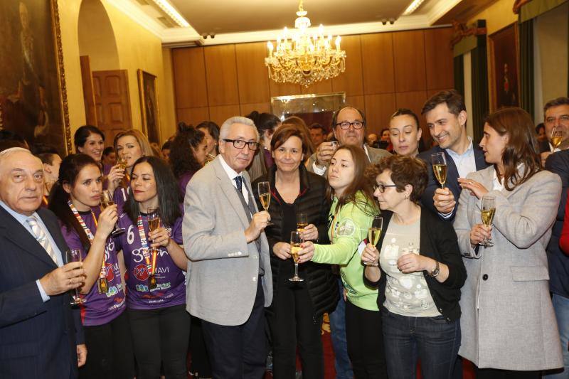 Las jugadoras y el equipo técnico y directivo del Mavi ha sido recibido este miércoles por la Corporación municipal.