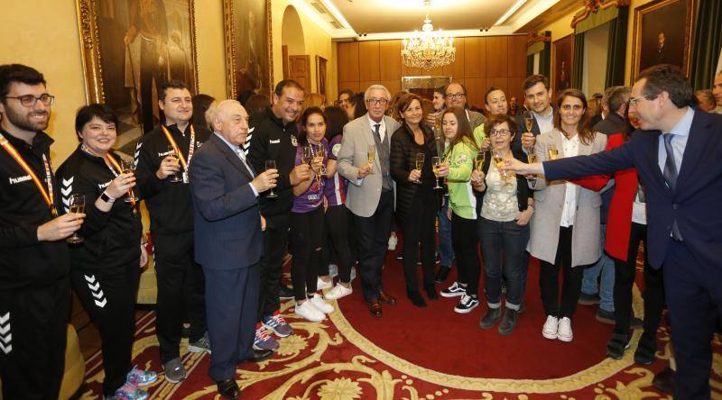 Las jugadoras y el equipo técnico y directivo del Mavi ha sido recibido este miércoles por la Corporación municipal.