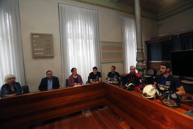 Una veintena de bomberos se ha concentrado frente a la Junta Genearl bajo el lema 'Todos somos Eloy' en protesta por la sentencia que considera que la muerte de su compañero Eloy Palacio en el incendio de la calle Uría se debió a una imprudencia temeraria. Después se han reunido con representantes de los grupos parlamentarios. Entre los asistentes se encontraban Juan Carlos Fernández, 'Cuni', que resultó herido en el suceso, y la esposa del bombero fallecido.