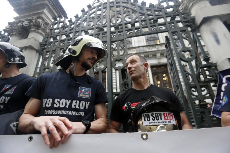 Una veintena de bomberos se ha concentrado frente a la Junta Genearl bajo el lema 'Todos somos Eloy' en protesta por la sentencia que considera que la muerte de su compañero Eloy Palacio en el incendio de la calle Uría se debió a una imprudencia temeraria. Después se han reunido con representantes de los grupos parlamentarios. Entre los asistentes se encontraban Juan Carlos Fernández, 'Cuni', que resultó herido en el suceso, y la esposa del bombero fallecido.