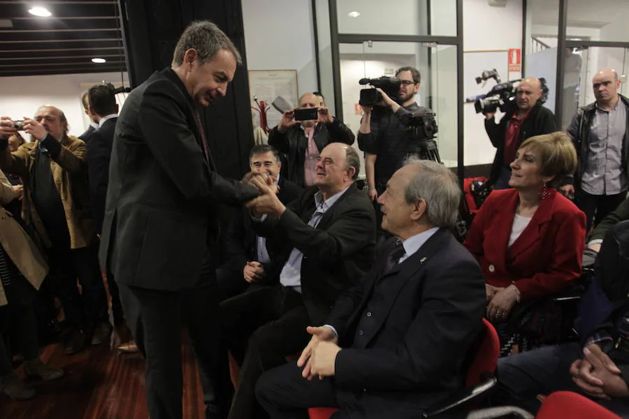 El expresidente del Gobierno también ha impartido una conferencia en la Facultad de Economía y Empresa sobre 'La nueva dimensión del Estado Social'