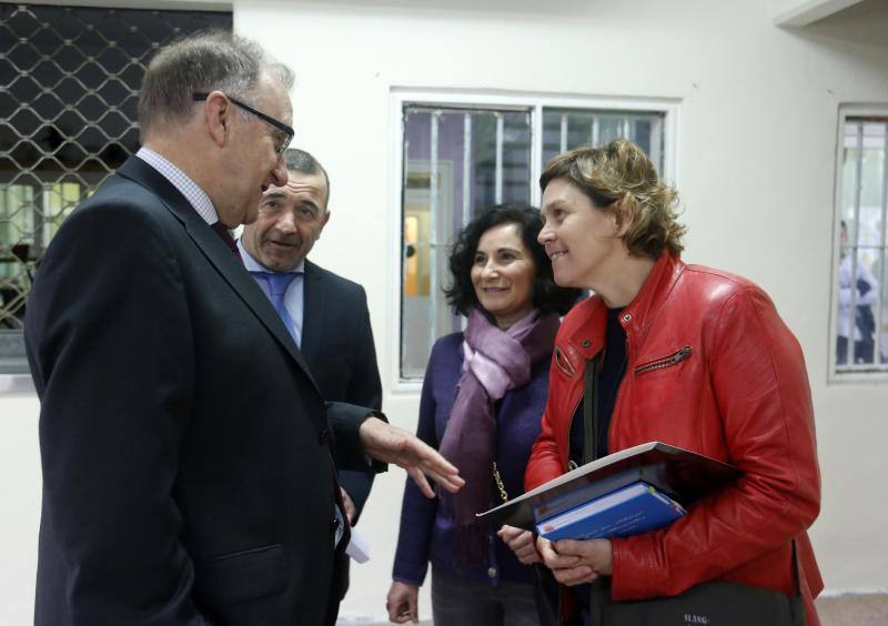 Los presos del Centro Penitenciario de Asturias aseguran que los cursos que les imparten los mayores voluntarios les ayudan a evadirse