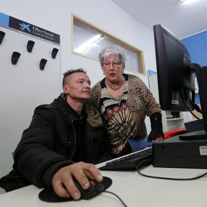 Los presos del Centro Penitenciario de Asturias aseguran que los cursos que les imparten los mayores voluntarios les ayudan a evadirse