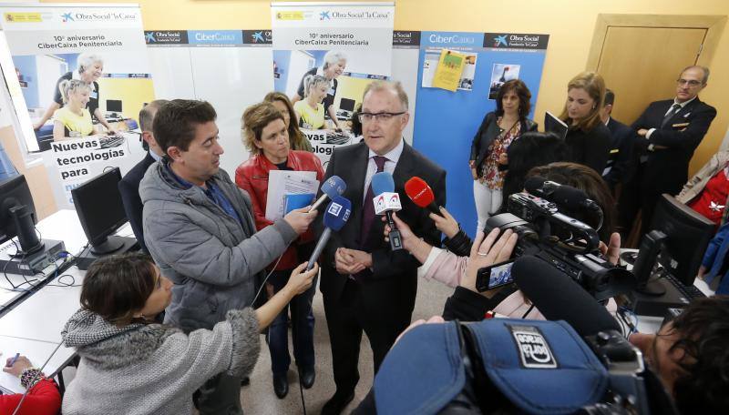 Los presos del Centro Penitenciario de Asturias aseguran que los cursos que les imparten los mayores voluntarios les ayudan a evadirse