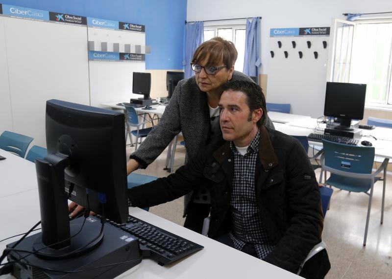 Los presos del Centro Penitenciario de Asturias aseguran que los cursos que les imparten los mayores voluntarios les ayudan a evadirse