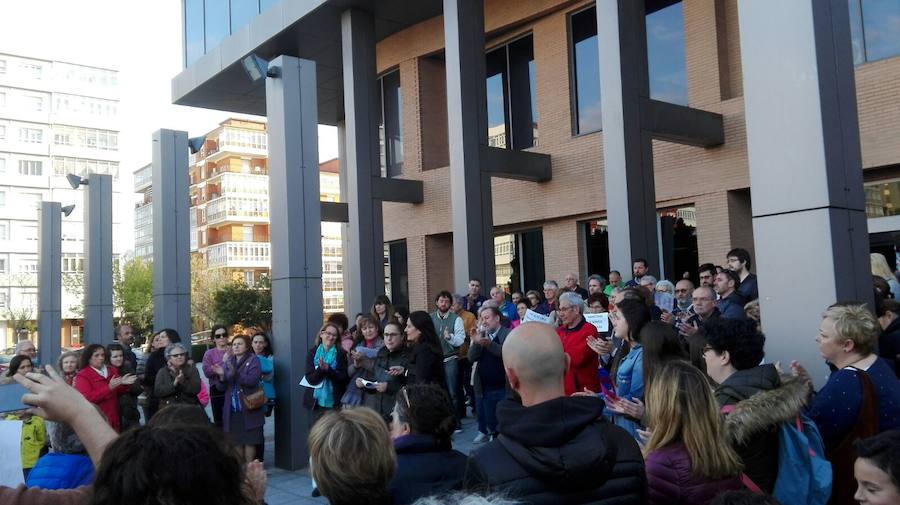 Centenares de personas han llenado las plazas de numerosas localidades asturianas para expresar su rechazo a la sentencia de 'La Manada', que condena a los cinco acusados a nueve años de prisión por abusos, pero no por agresión sexual a la víctima de sanfermines. Los gritos de «No es no» y «Yo sí te creo» ha sonado firmes en Oviedo, Gijón, Avilés, las Cuencas y varios concejos de Oriente y Occidente. 